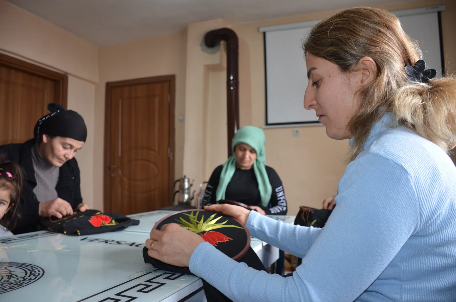 Kadınların Geçim Kaynağı Ters Lale Nakışlı Tepsi Ve Tablo