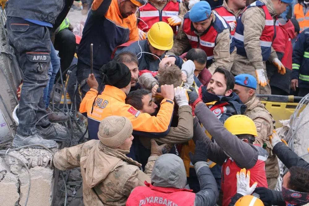 Depremde Ailesinden 5 Kişiyi Kaybeden Beşir'e Dayısı ve Teyzesi Umut Oldu