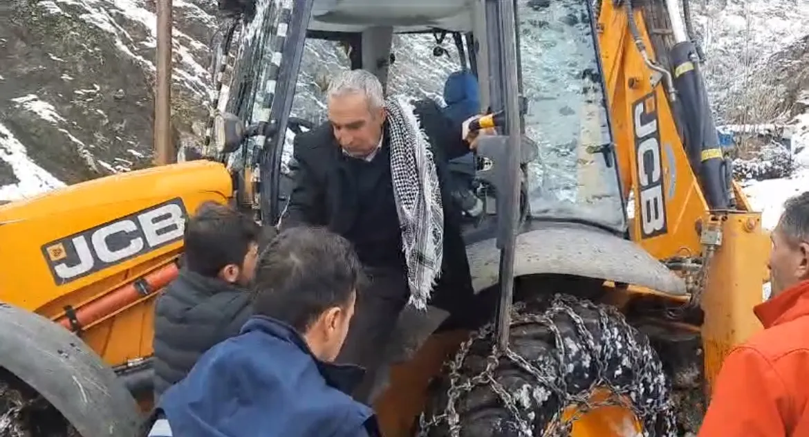 Yol Kapanınca Hastayı İş Makinesiyle Aldılar