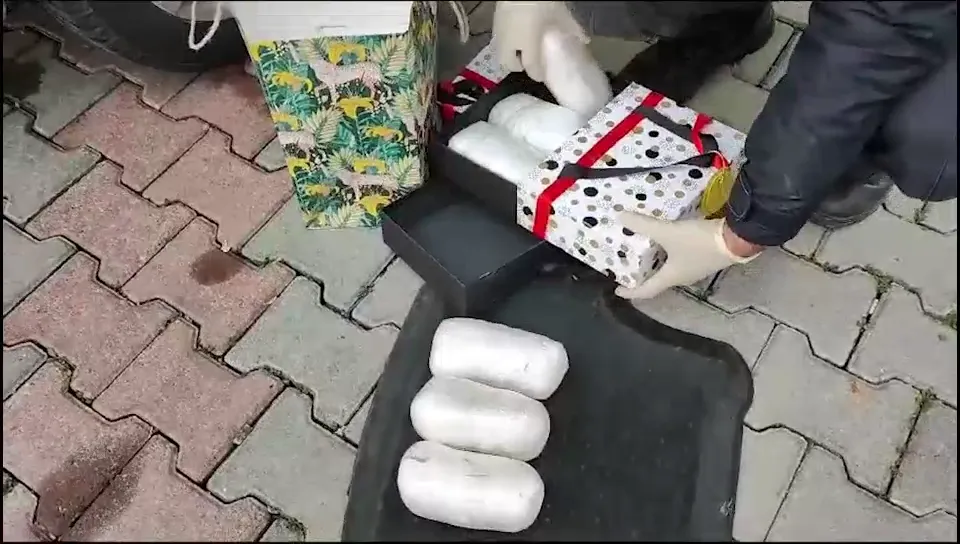 Hediye Paketinden Uyuşturucu Çıktı