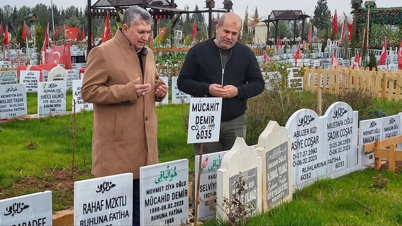 Depremin İlk Gününden Beri Kayıp Eşi Ve Oğlunu Arıyor