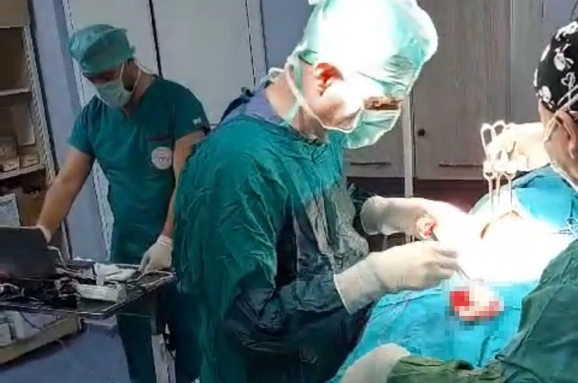 Siirt’te, Özel Cihazla Ses Telleri Korunarak Guatr Ameliyatı Yapıldı