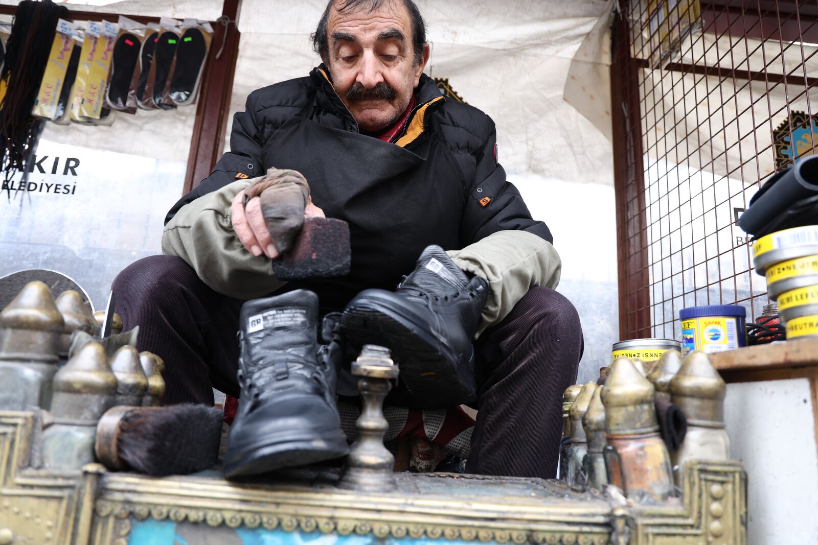 73 Yaşındaki Boyacı 46 Yıldır Aynı Yerde Ayakkabı Boyuyor