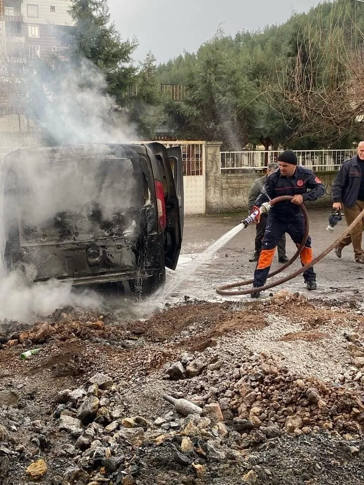 Siirt'te Park Halindeki Araç Çöpe Atılan Külden Yandı