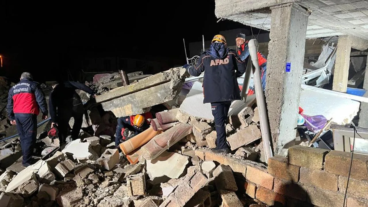 Şanlıurfa’da 2 Katlı Ev Çöktü: 2 Ölü, 8 Yaralı