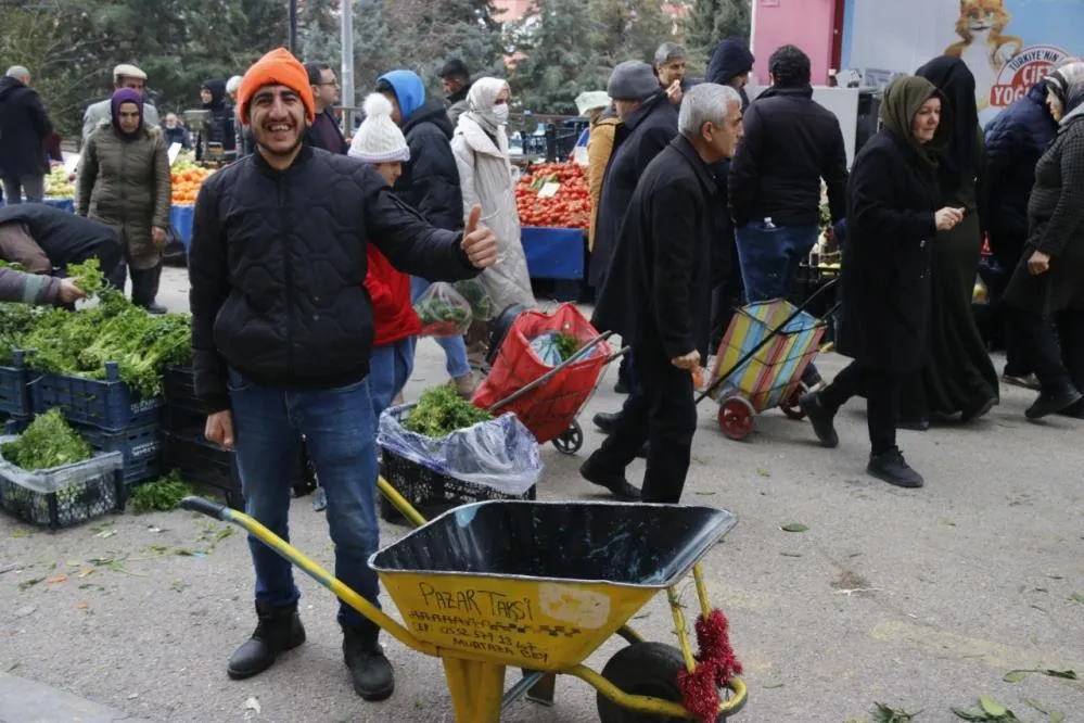Engelli Genç Geçimini Pazar Taksi İle Sağlıyor