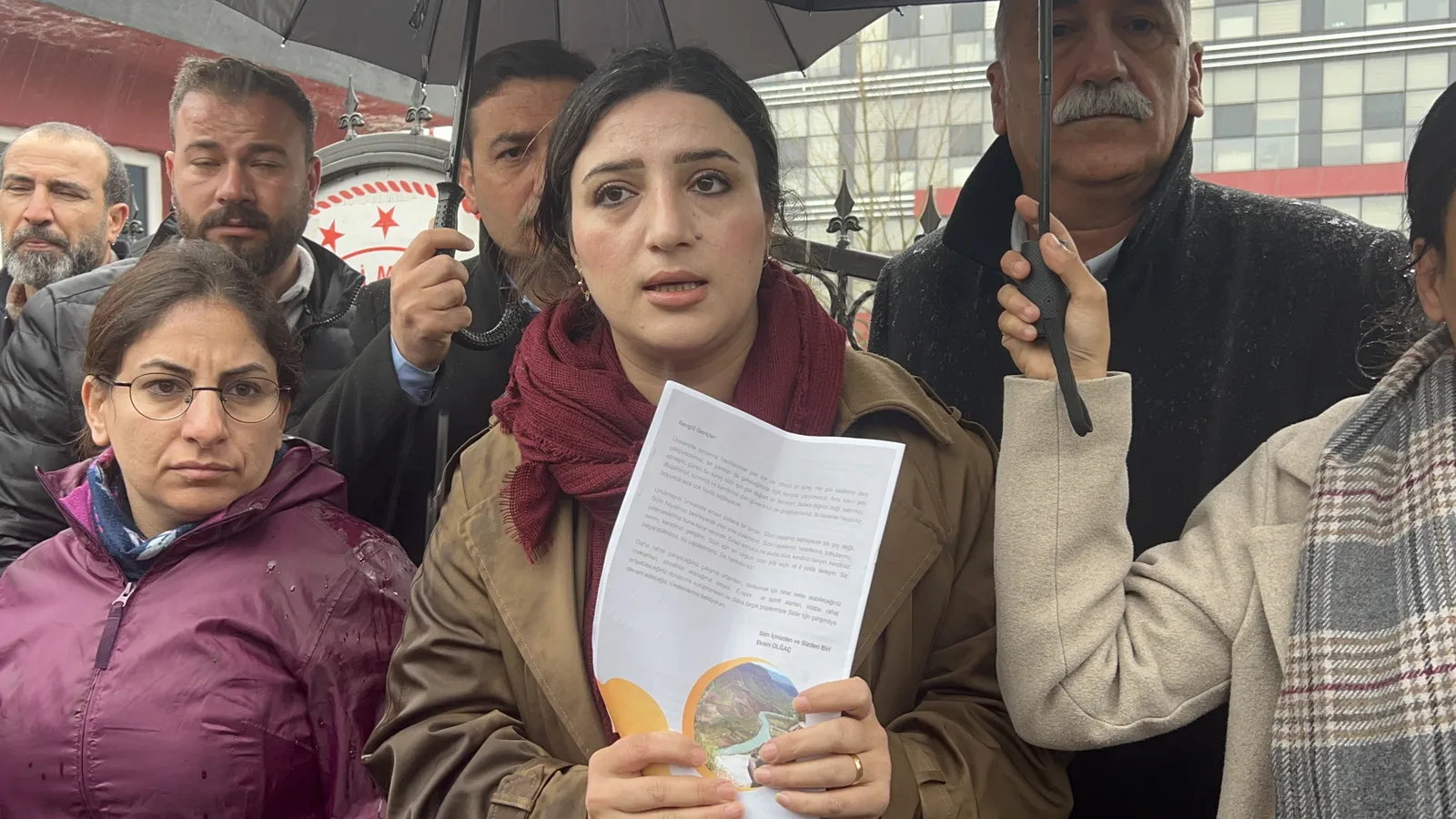 Sarıtaş: “Ben Vekil Olarak Bahçeye Giremiyorum, X Partisi Ücretsiz Deneme Yapıyor”