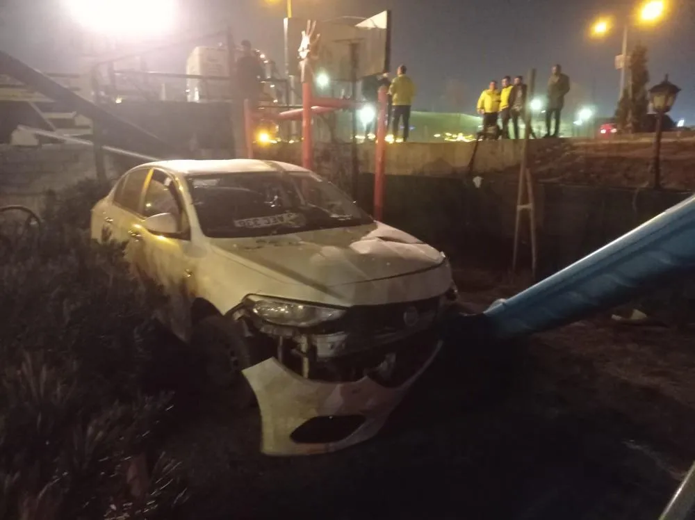 Batman'da Bir Otomobil Çocuk Parkına Uçtu
