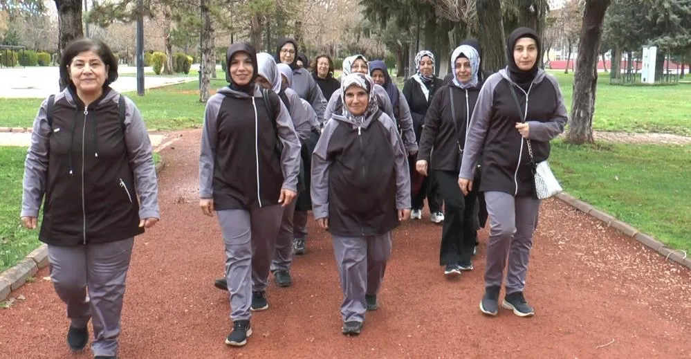 Kadınlar Kendi Diktikleri Eşofmanları Giyip Koştular