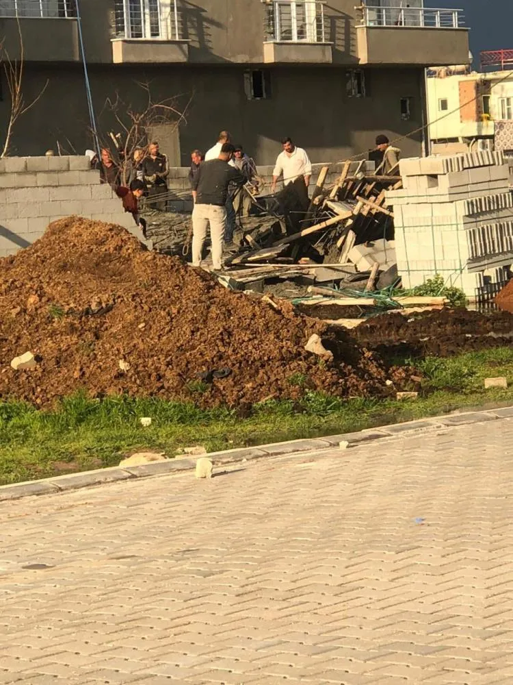 Mardin'de İnşaat İskelesi Çöktü, 2 İşçi Yaralandı