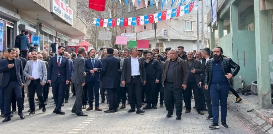 Siirt’te 700 Kişi AK Parti’den Ayrılıp Deva Partisi’ne Katıldı