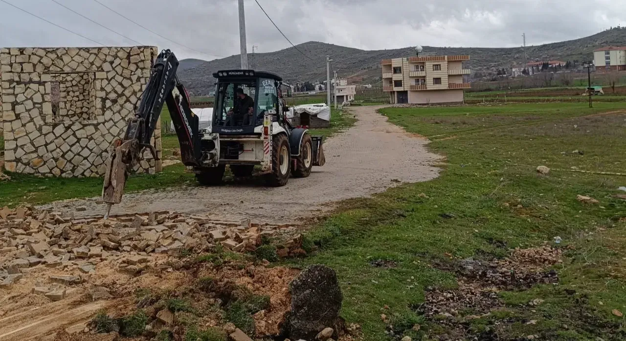 Arsa Sahibi Parası Ödenmeyince Yolu Kepçeyle Kazdı