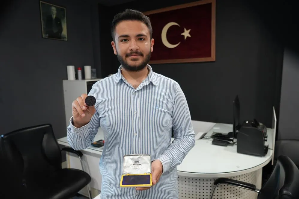 Türkiye'nin En Genç Muhtarı Mührü Babasından Alarak Göreve Başladı