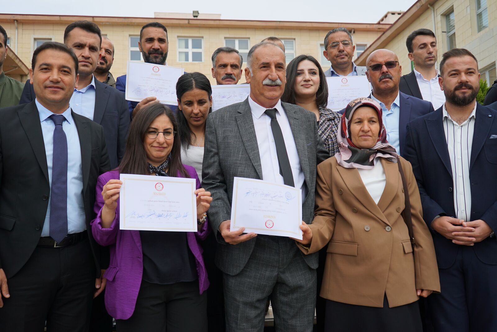 DEM Partili Siirt Belediye Eş Başkanları Mazbatalarını Aldı