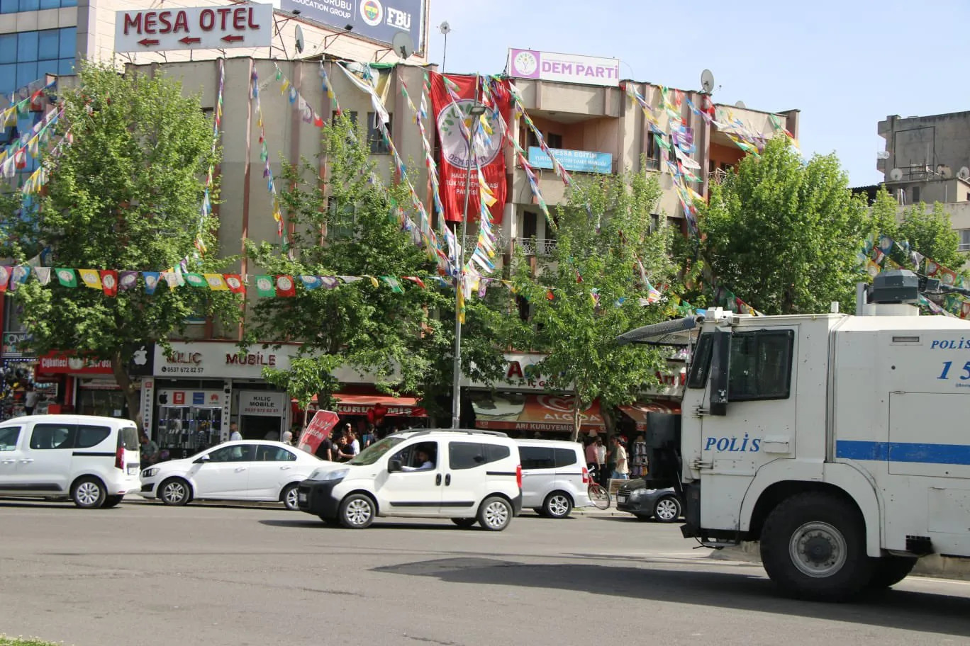 DEM Parti Batman İl Binasına Baskın