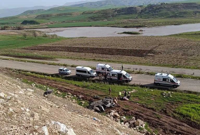Siirt’te Kontrolden Çıkan Araç Başur Köprüsünden Düştü: 1'i Ağır 3 Yaralı