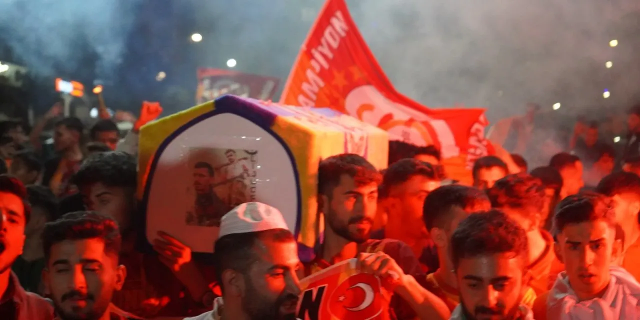 Şırnaklı Taraftarlardan Tabutlu Kutlama
