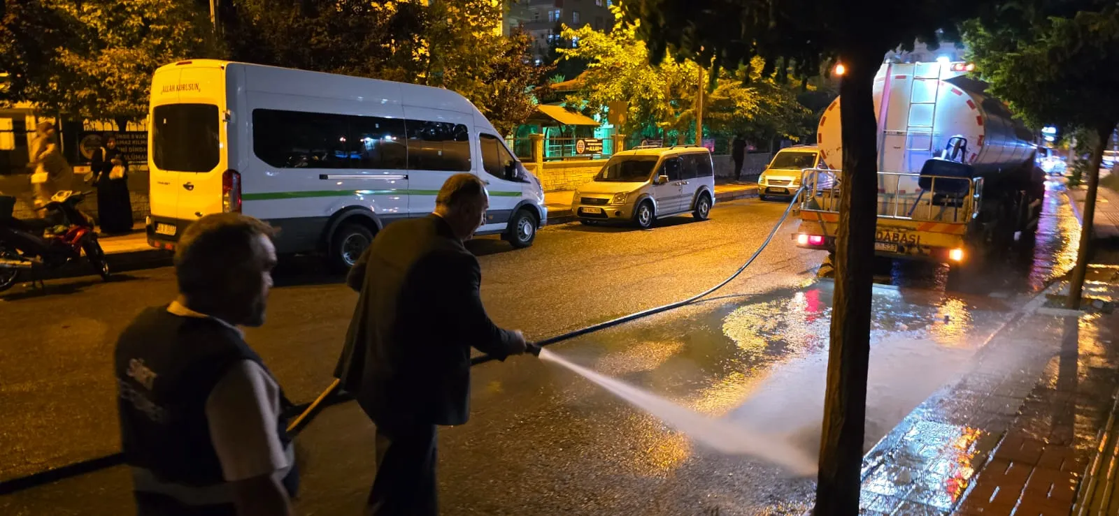 Siirt Belediye Başkanı Personelle Temizlik Yaptı