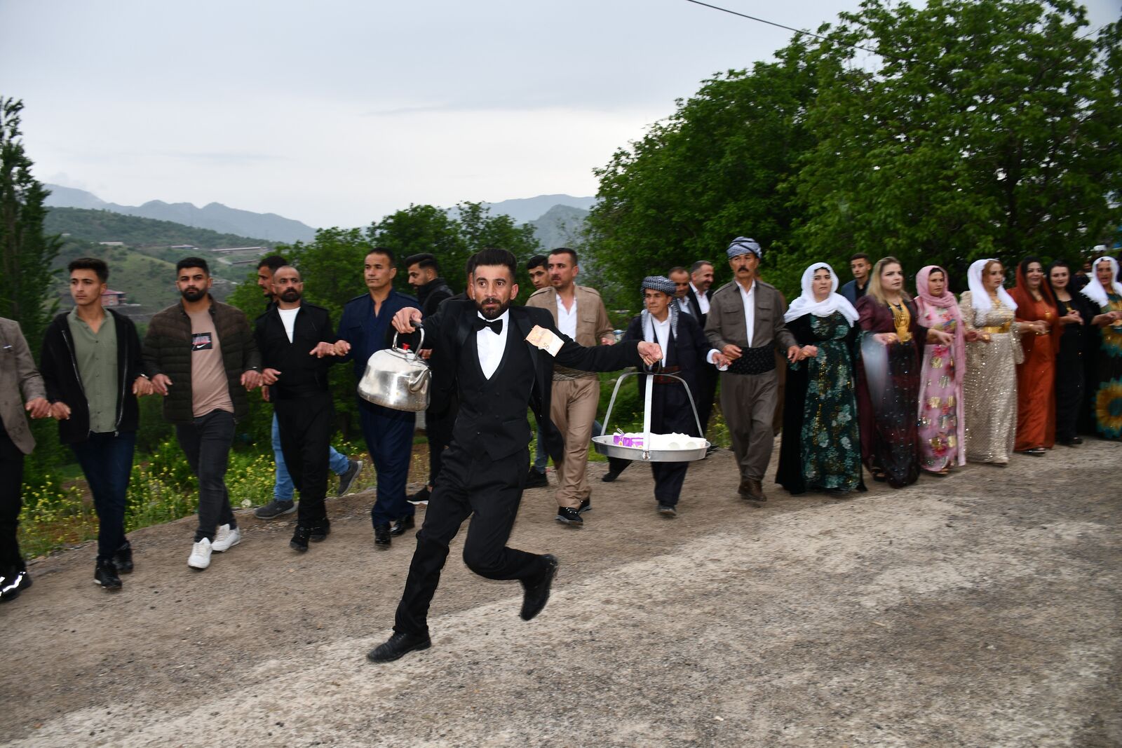 Fenomen Çaycı Kendi Düğününde Çay Dağıttı