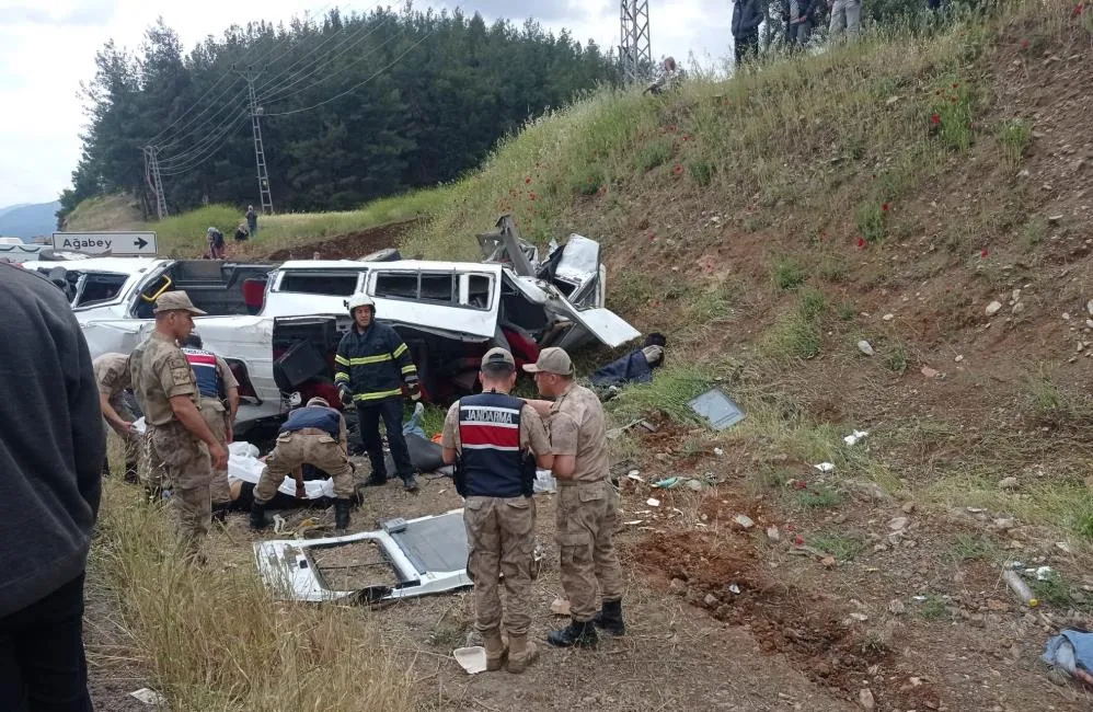 Gaziantep’te Katliam Gibi Kaza: Tır Minibüsü Biçti 8 Ölü, 10 Yaralı