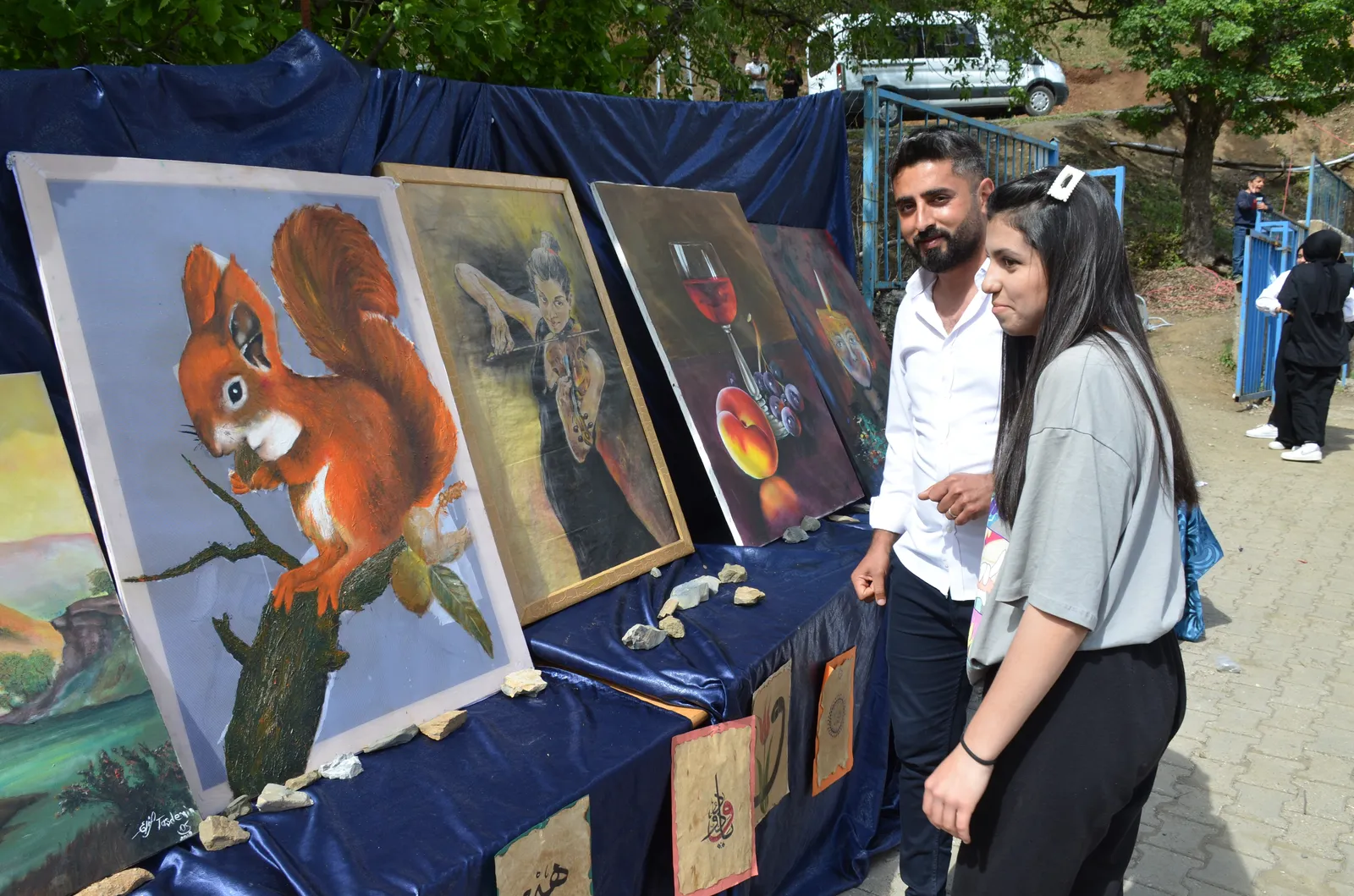 Ressam Çift, Resimlerini Köy Meydanında Sergiledi