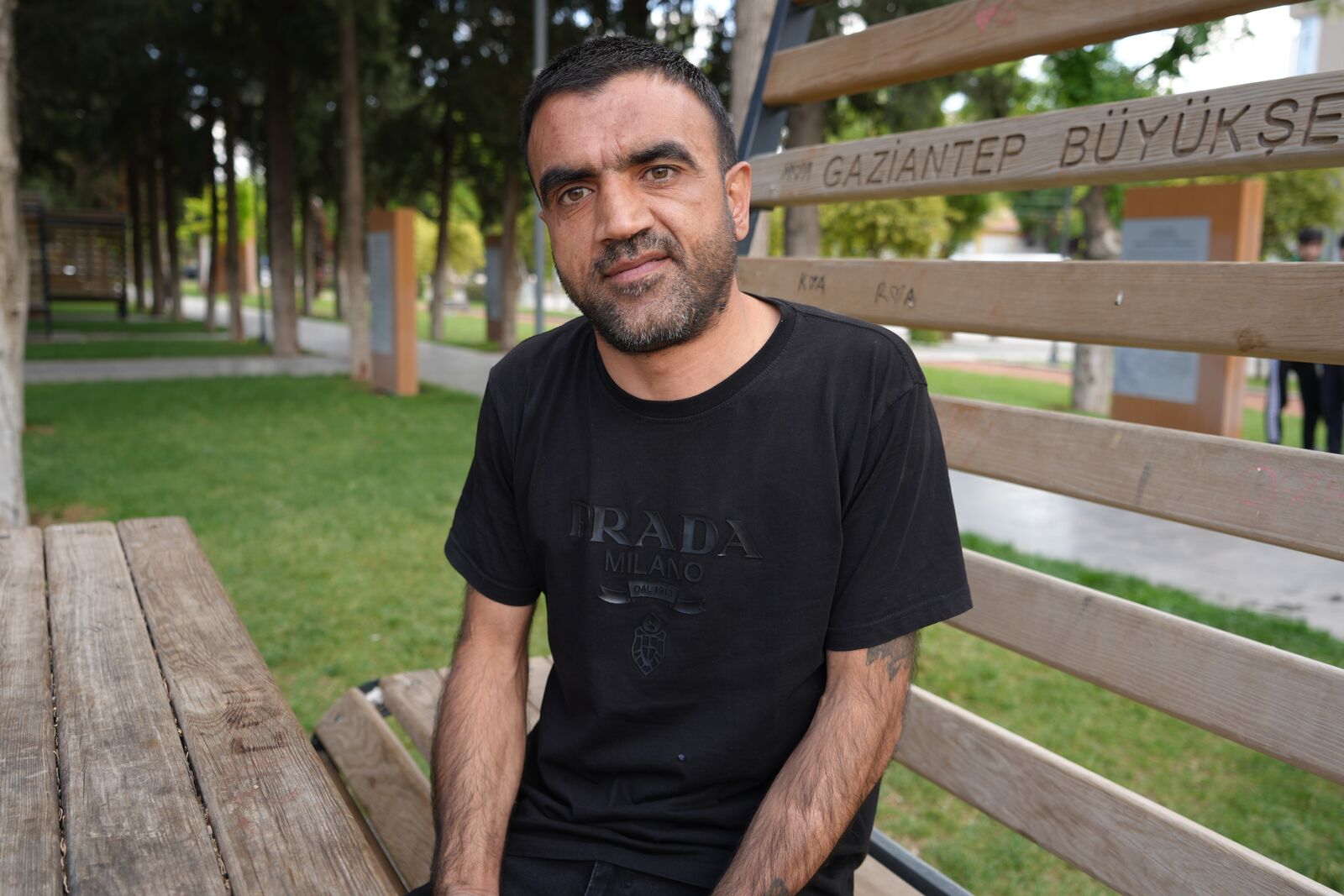 Gündüz Az Görüyor, Gece Hiç Görmüyor
