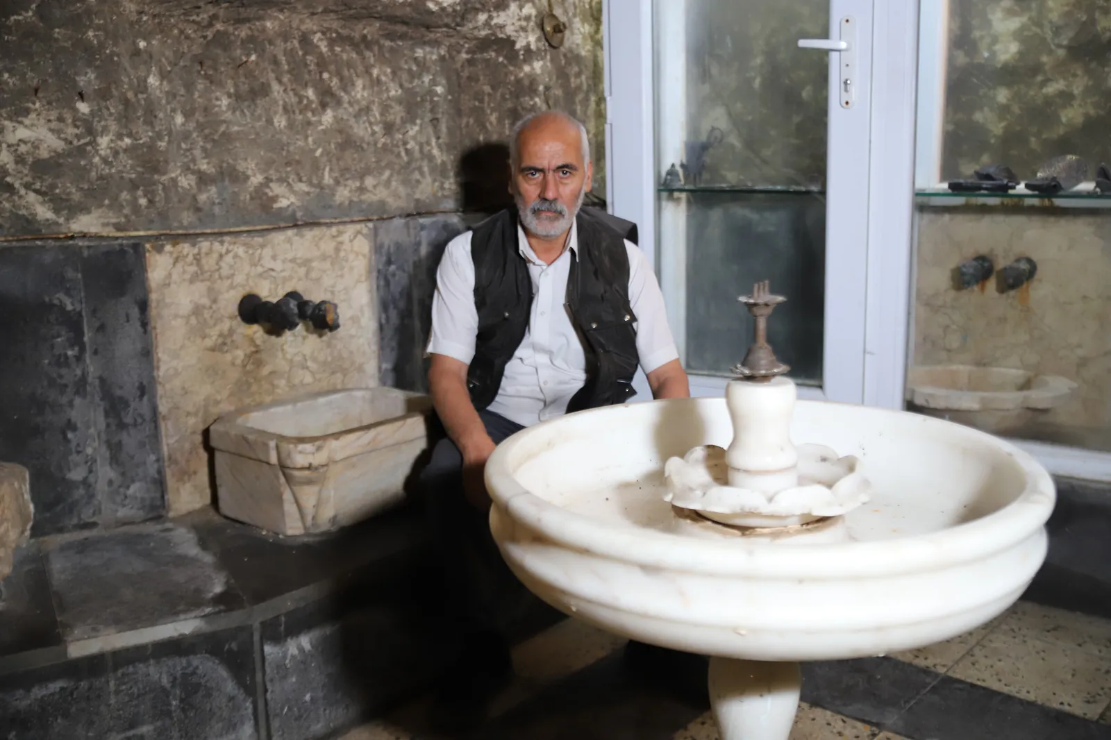 Antika Dolu Müzenin Altında Binlerce Yıllık Hamam Mağarasını Keşfetti