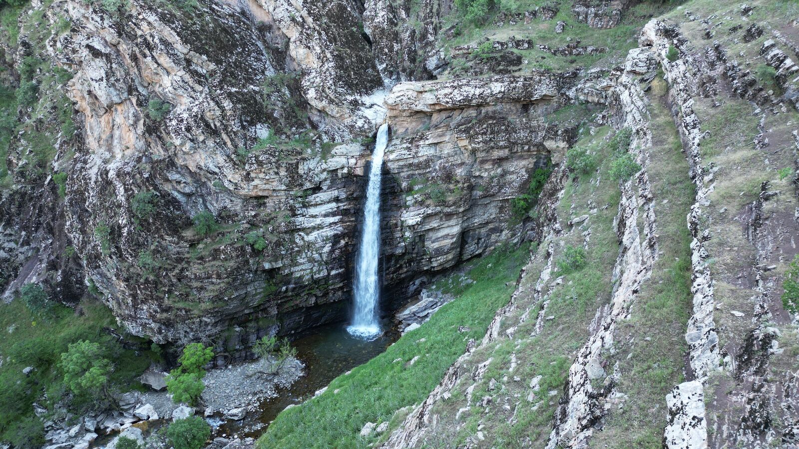 Beytüşşebap İlçesinde Dev Kanyon ve Şelale Keşfedildi