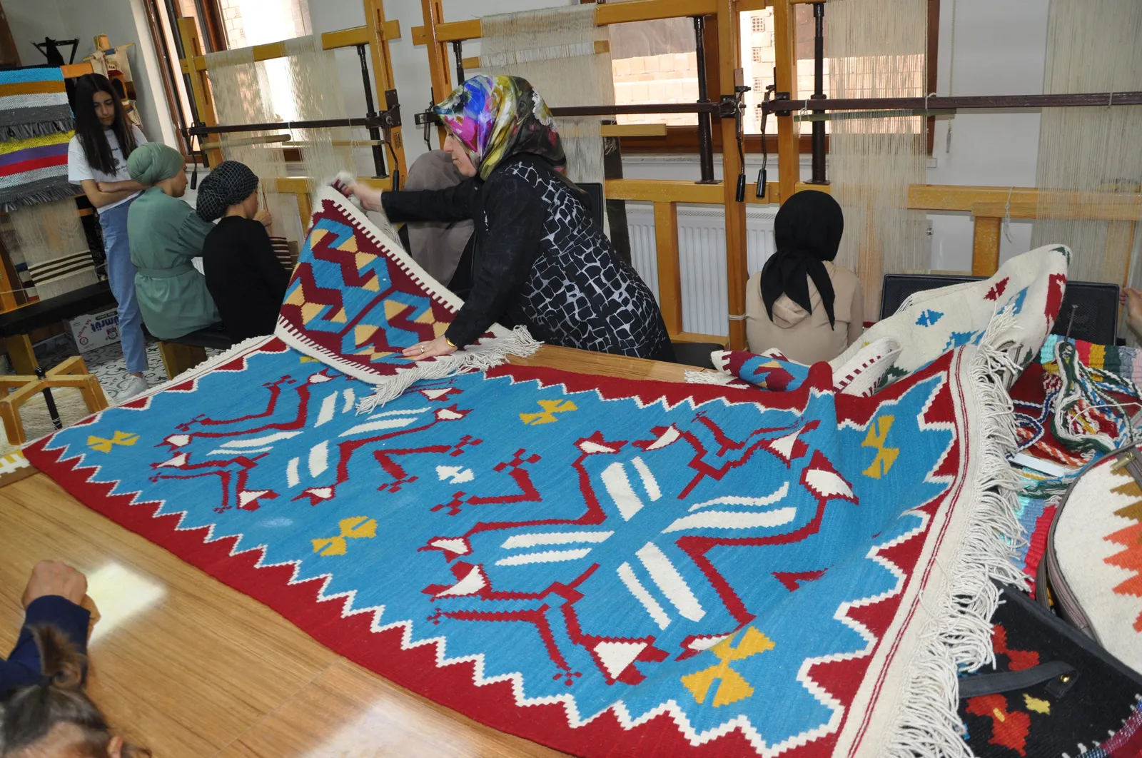 Unutulmaya Yüz Tutan Mesleklerden Kilim Dokumacılığı Sason'da Yeniden Canlandırılıyor