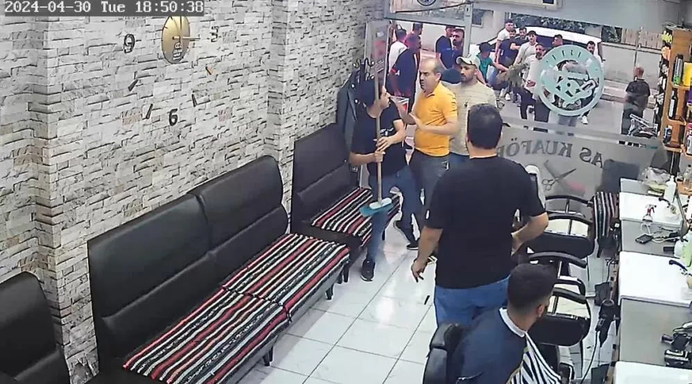 Mardin’de Trajikomik Olay: Motosikletine Çarpan Kazazedeyi Fırçayla Kovaladı