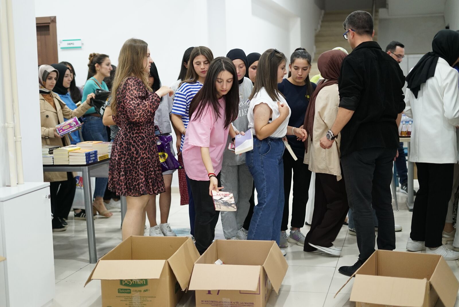 Tiyatroyu Biletle Değil Kitap Bağışıyla İzlediler