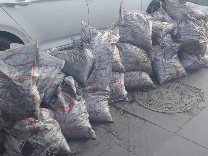 Diyarbakır’da Dağıtılan Yardımlar Sokağa Atıldı