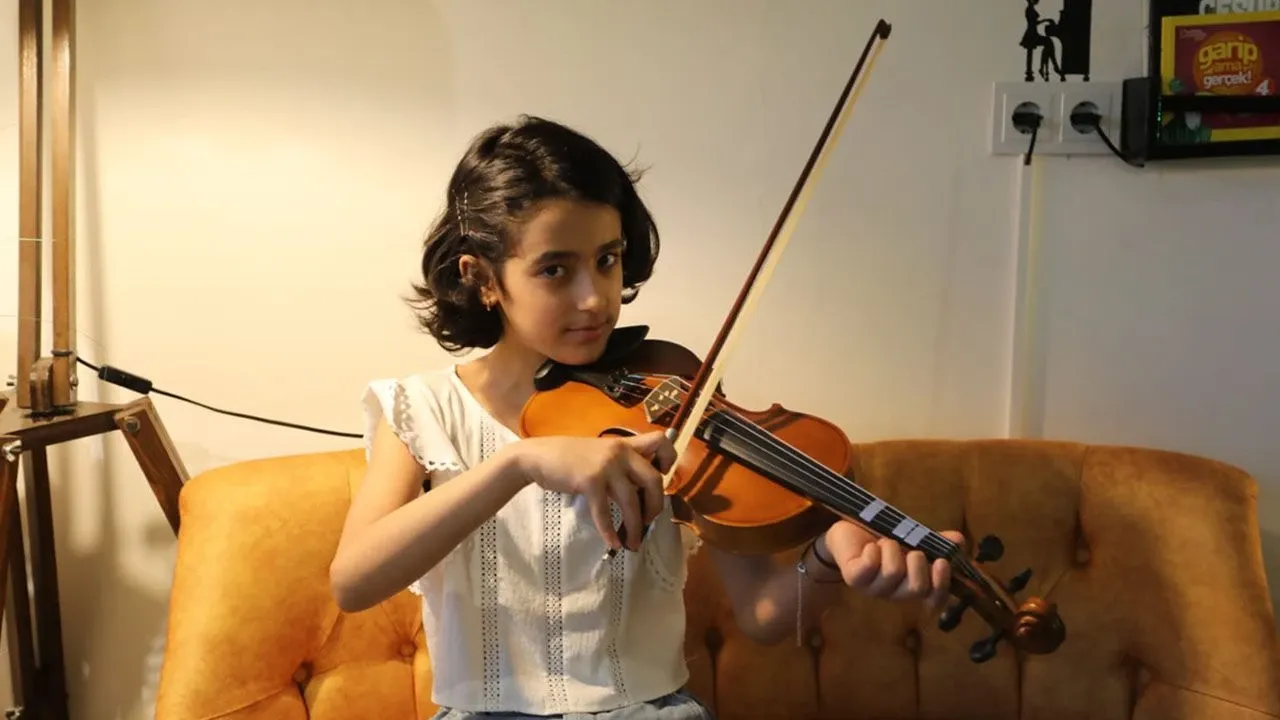Diyarbakırlı Ela Hem Müzikle İlgilendi Hem de Türkiye Birincisi Oldu