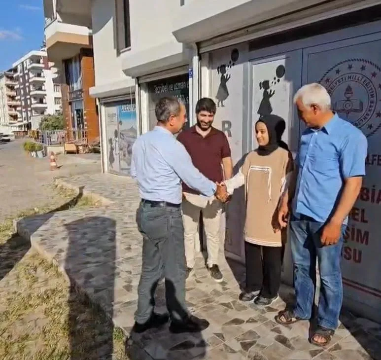 Tüm Soruları Bilerek Yanlış Cevaplayan Öğrenciye Altın Ödüllü Verildi