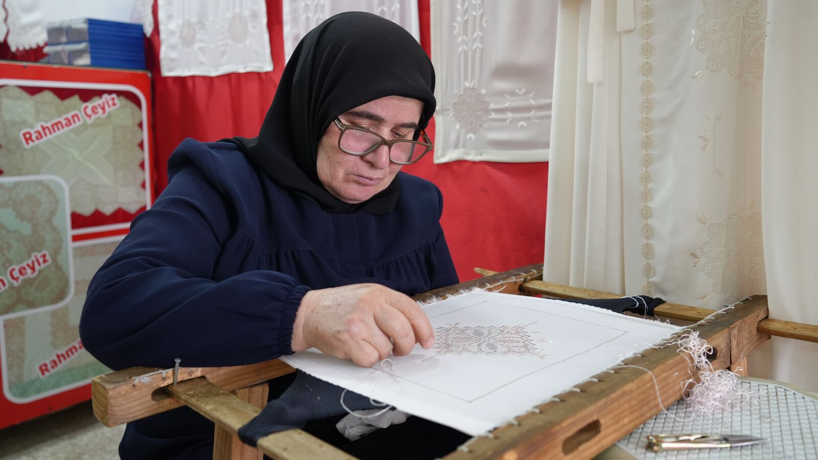 7 yaşında Başladığı Nakış İşini 43 Yıldır Severek Sürdürüyor