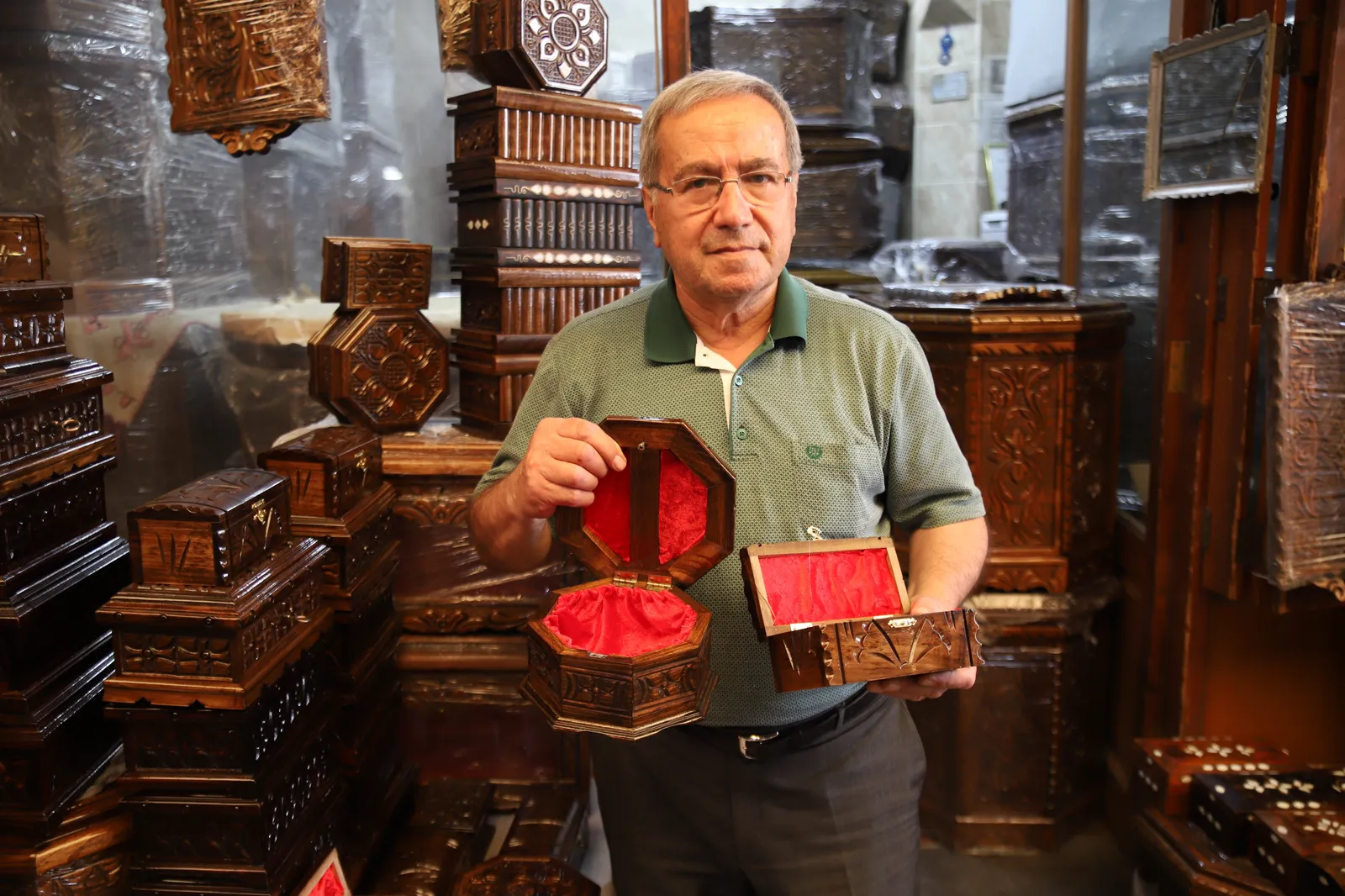 65 Yıldır Genç Kızların Çeyizlik Sandıklarını Yapıyor