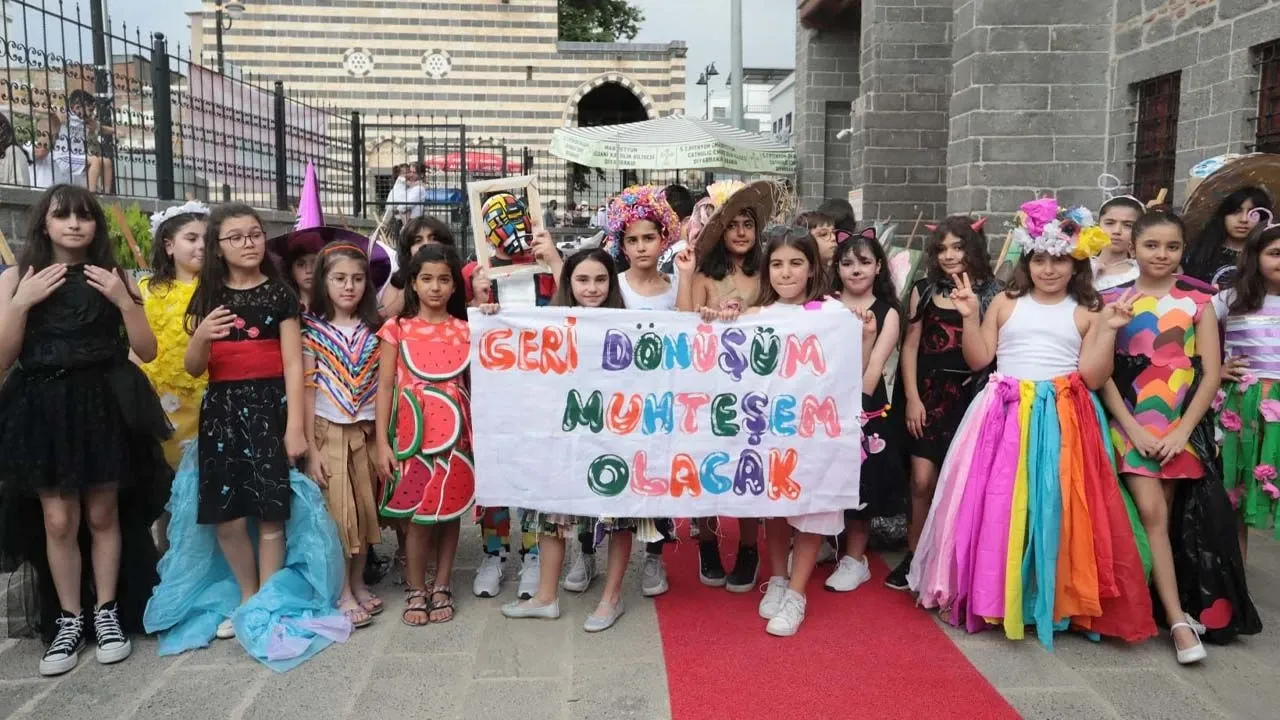 Diyarbakır'da Keldani Kilisesi'nde Defile