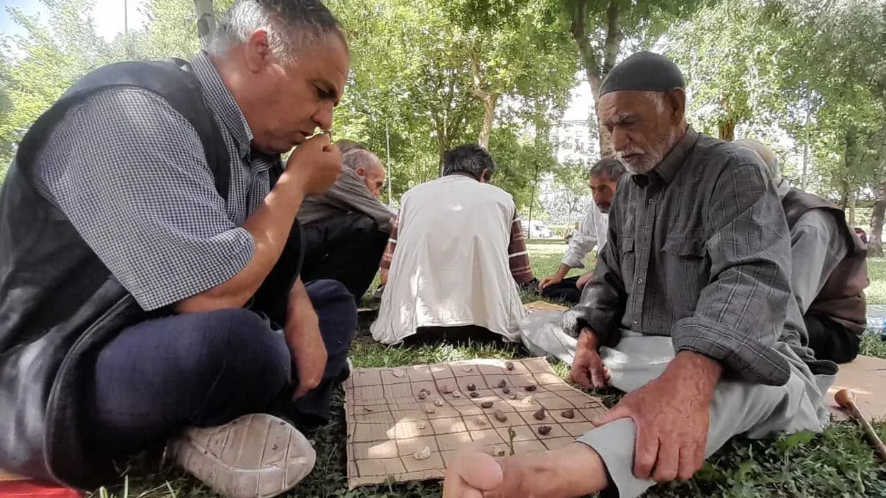 Diyarbakır'da Yaşlıların Çekişmeli Dama Oyunu