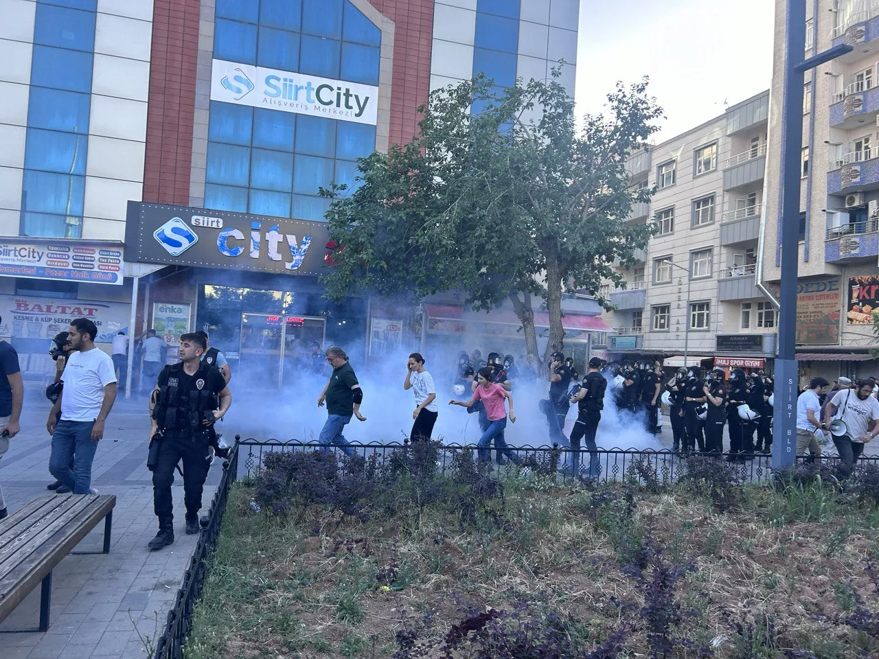 DEM Parti’nin Siirt’teki Basın Açıklamasına Polis Müdahale Etti