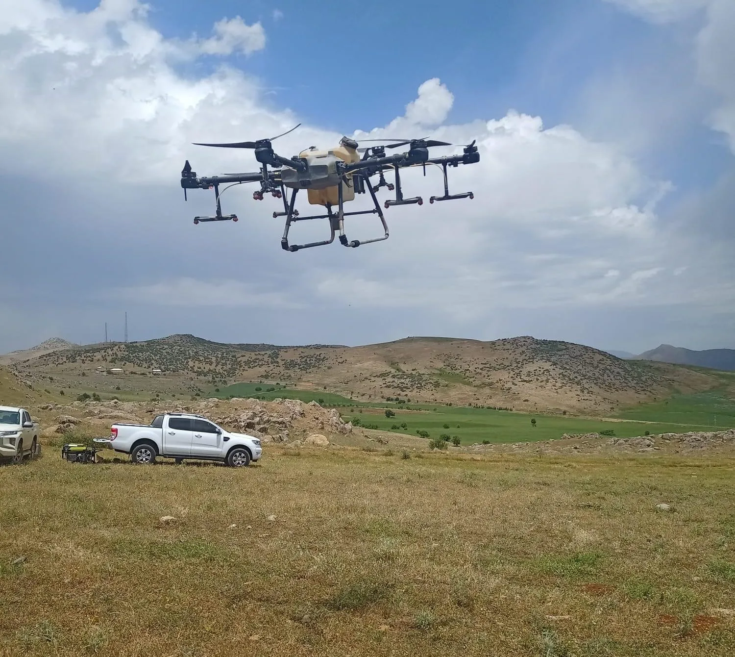 Siirt'te İlk Defa Dron İle Çekirge İlaçlama Yapıldı