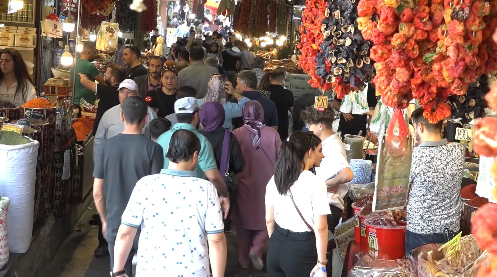 Turist Yoğunluğu Esnafın Yüzünü Güldürdü