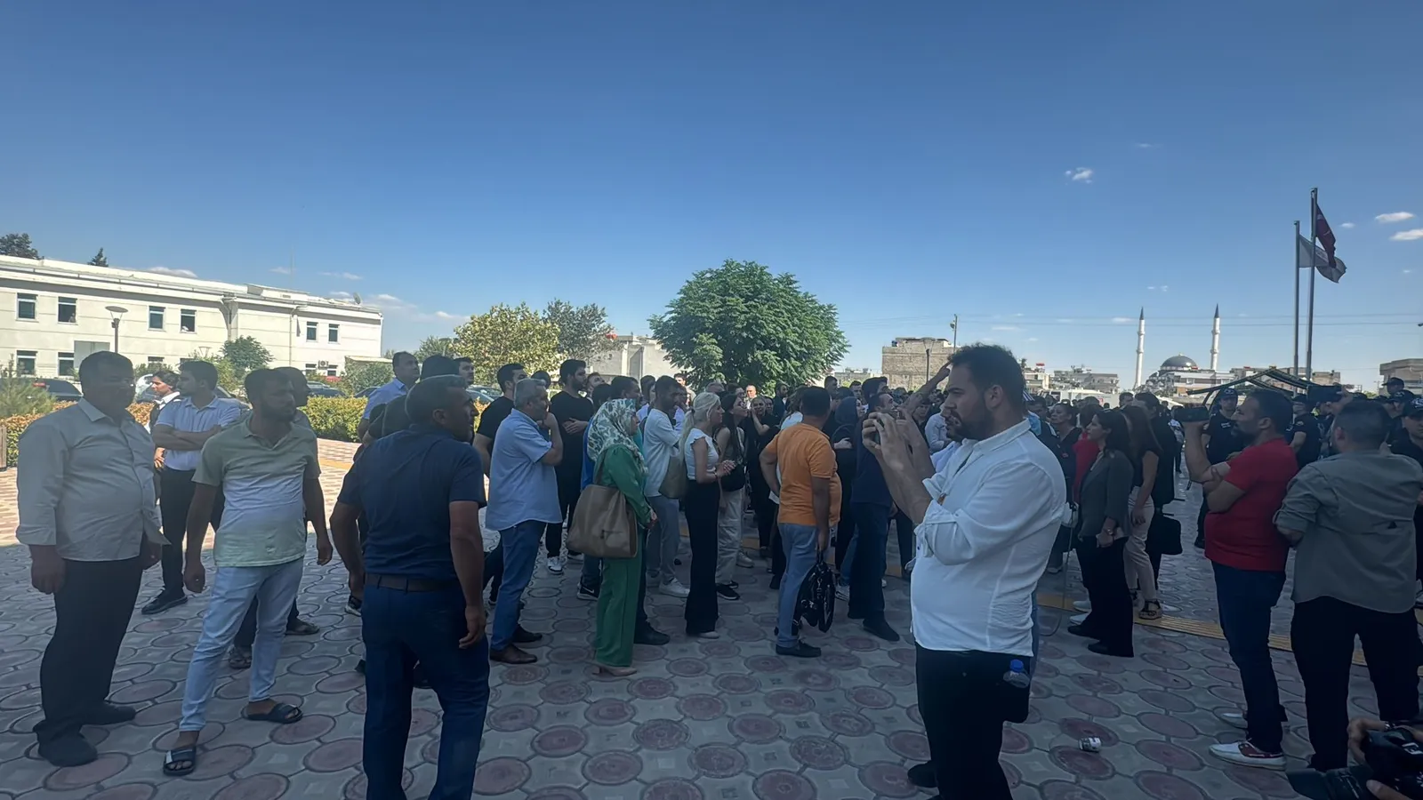 Depremde 51 Kişinin Öldüğü Davada Karar Çıktı, Adliyede Ortalık Karıştı