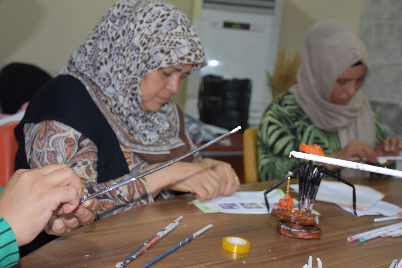 Gazete Sayfaları Kadınların Elinde Sanata Dönüşüyor