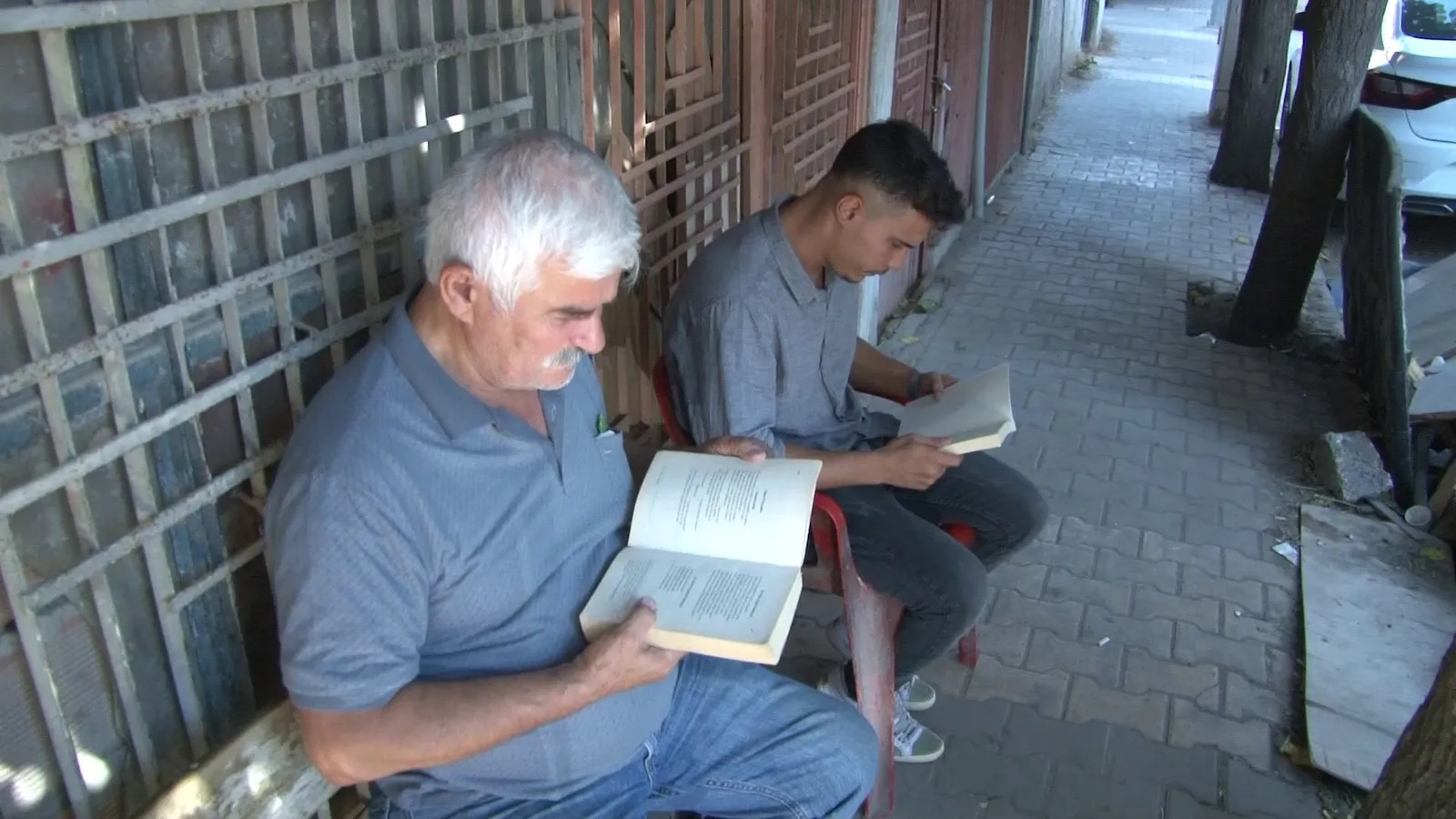 Bu Fırında Ekmek Bekleyen Müşteriler Kitap Okuyor
