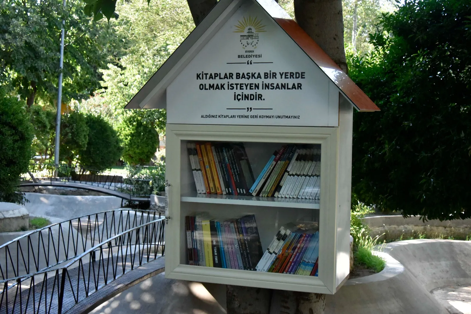 Parklarda Mini Kitaplıklar Kuruldu