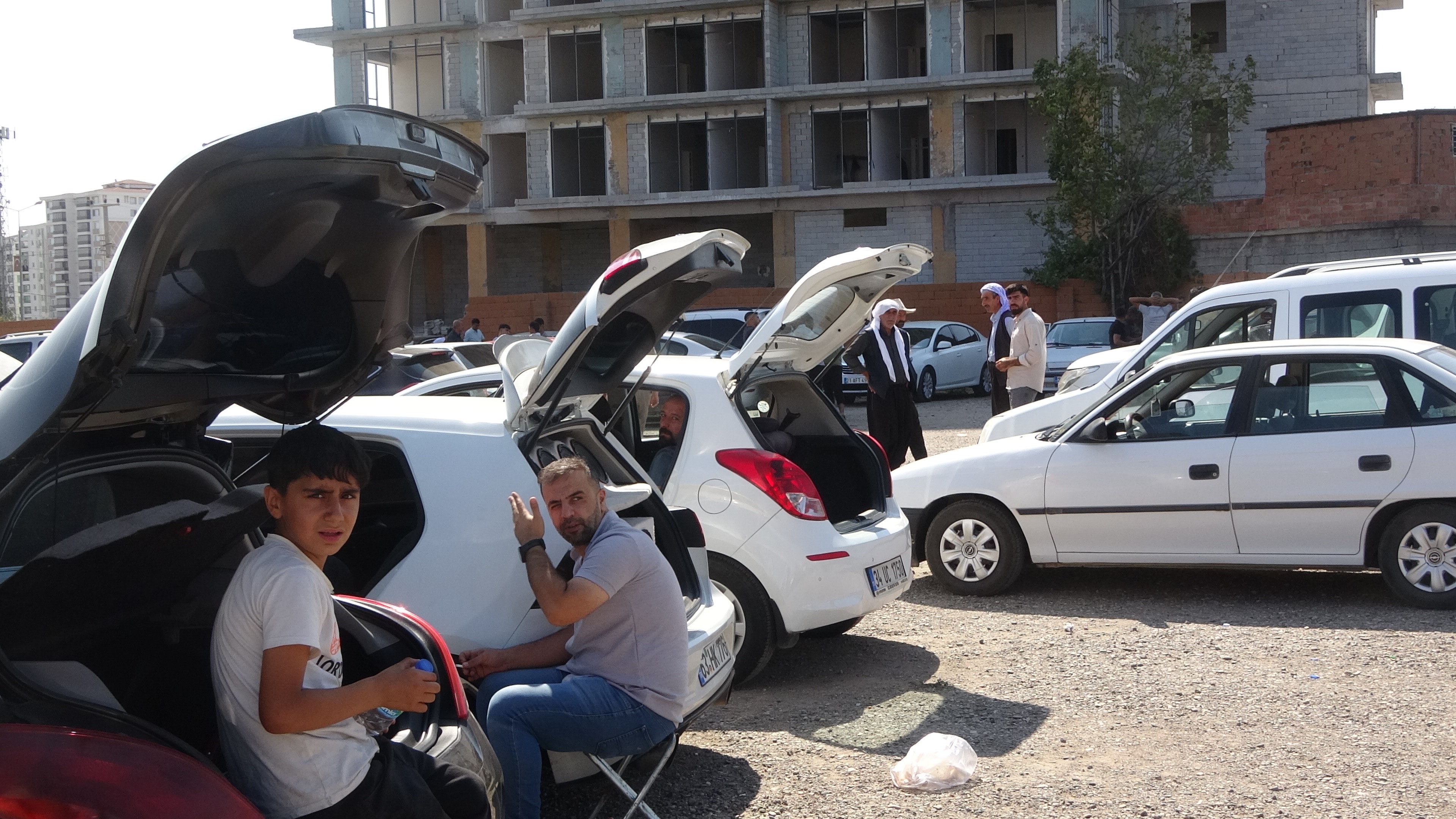 Oto Pazarında Sıcak Havada Soğuk Pazarlık