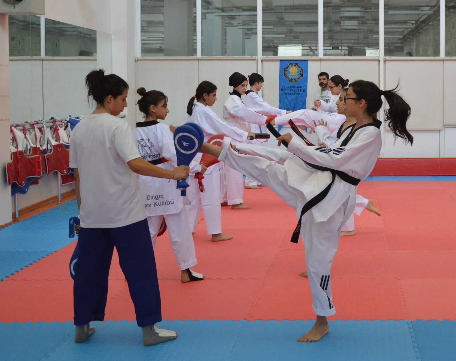 Çocuklar Yaz Spor Okullarında Yeteneklerini Geliştiriyor