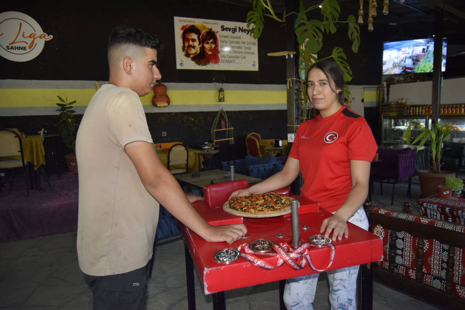 Milli Bilek Güreşçisinden Yöresel Malzemelerle “Pirano” Pizza