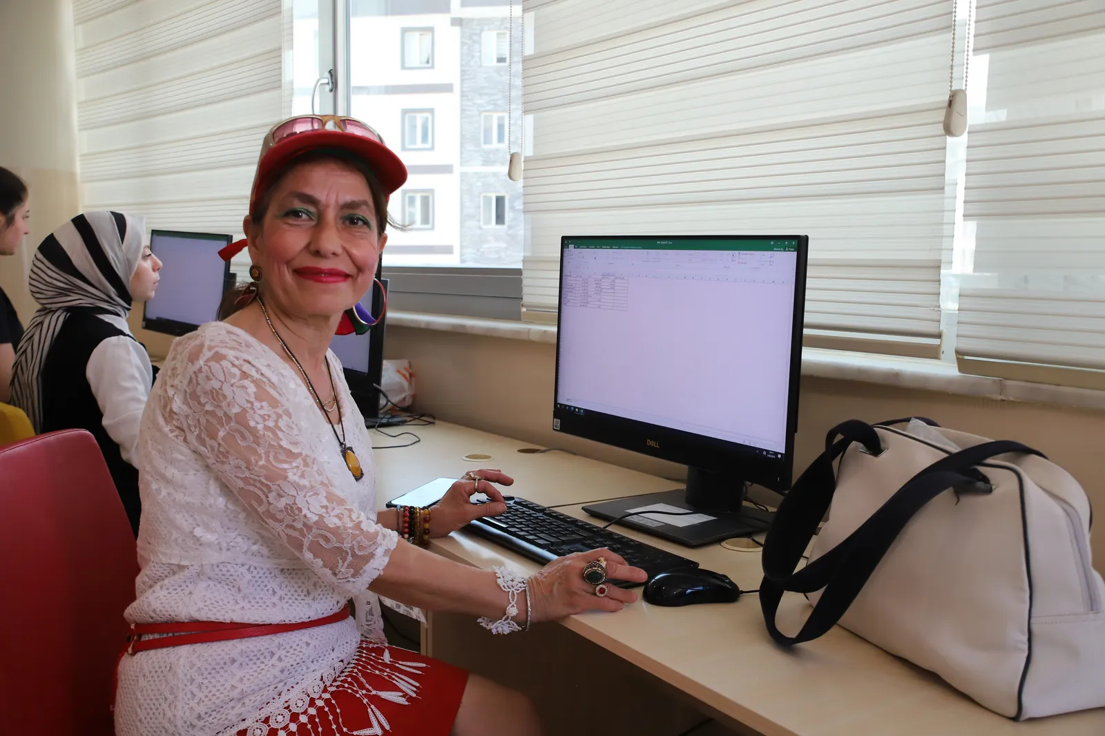 Depremde Enkaz Altında Kaldı, Renkli Kişiliğiyle Hayata Tutundu