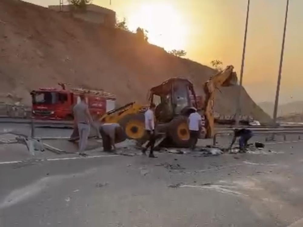 Siirt'te Yol Kenarına Savrulan Kepçenin Sürücüsü Yaralandı